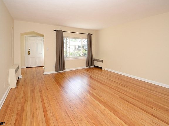 4th image of 86 26th St APT 1X