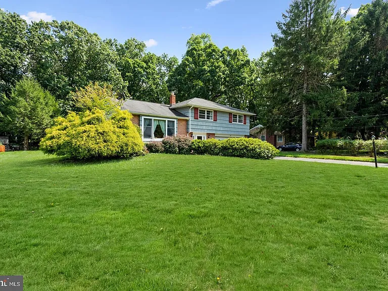 318 Oak Ln — Photo 2