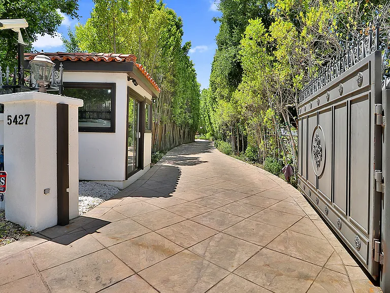 5427 Encino Ave — Photo 2