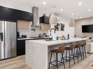 22747 Erwin St, Woodland Hills, CA 91367