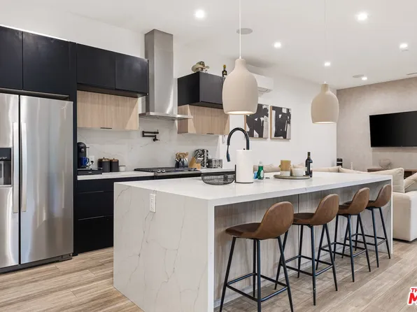 22747 Erwin St, Woodland Hills, CA 91367