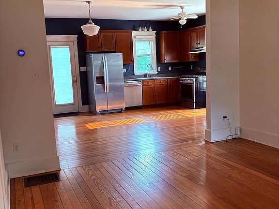 3rd image of 804 W Howe St
