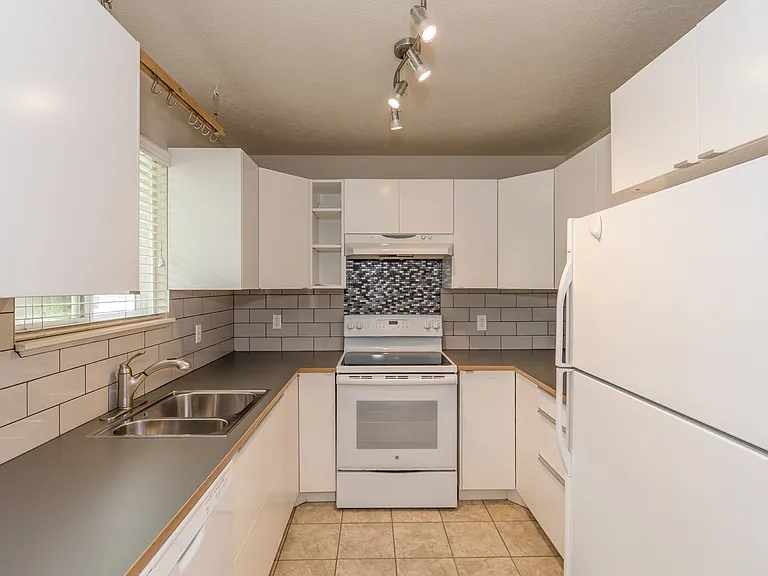 2270 S 700 E #2270 — Photo 6