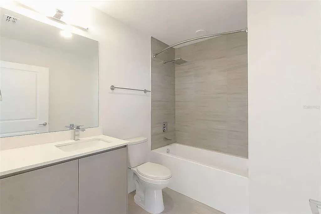 2 bed, 1050 sqft, $1,900 — Photo 3
