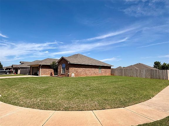 3rd image of 902 Brookhollow Dr