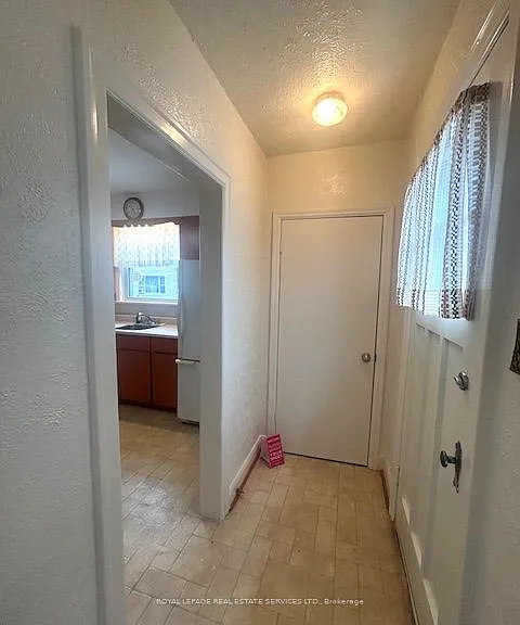 6 Hiawatha Pkwy #UPPER LEVEL — Photo 3