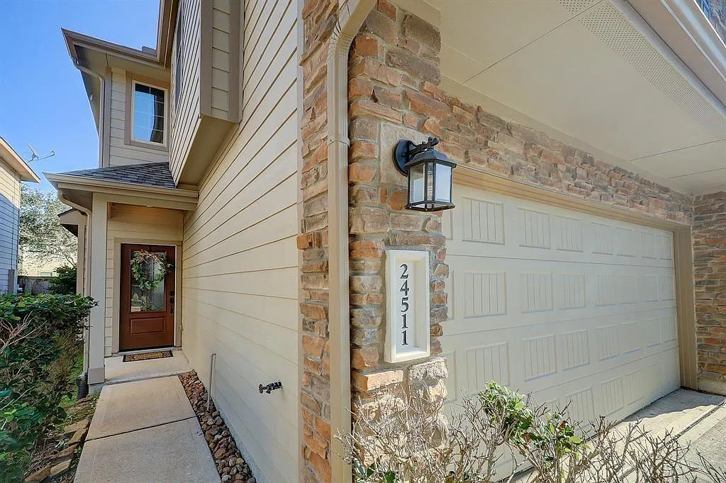 3 bed, 2.5 bath, 1567 sqft, $2,300 — Photo 2