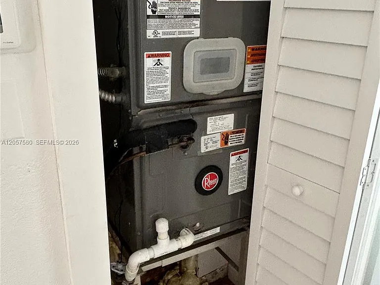953 SW 10th St #1 — Photo 3