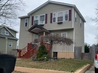 484 Walnut St, Lindenhurst, NY 11757