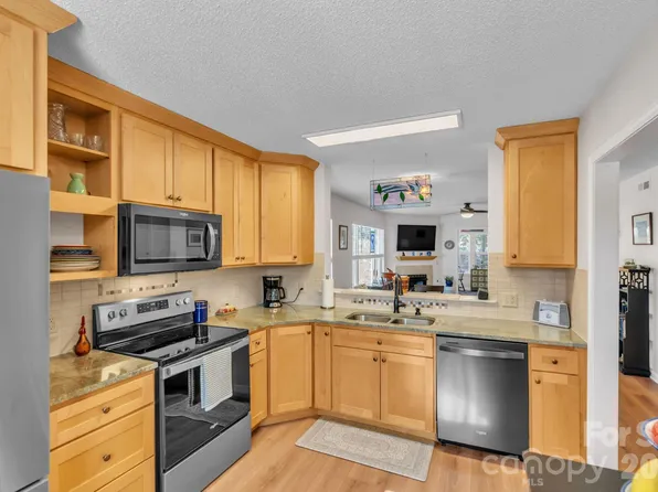 1501 Deermouse Way, Hendersonville, NC 28792