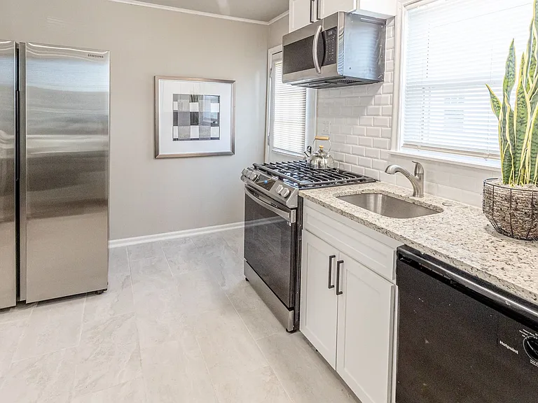 Everly Apartments on Cherry Street — Photo 15