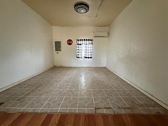 4th image of 26891 Railroad St