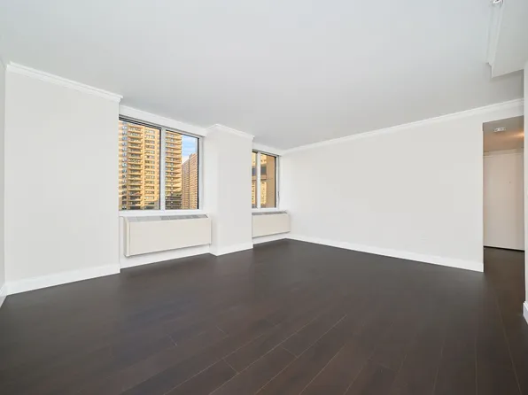 160 Riverside Boulevard image 3 of 14