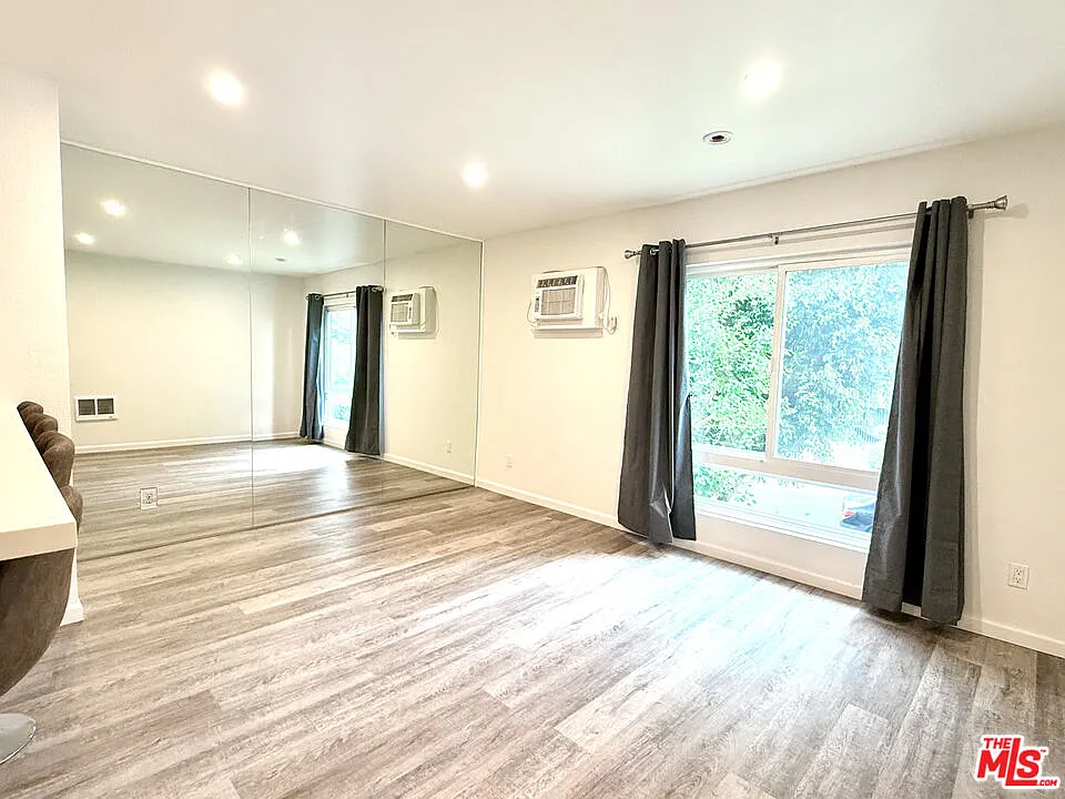 Building Photo - 1222 Olive Dr #105