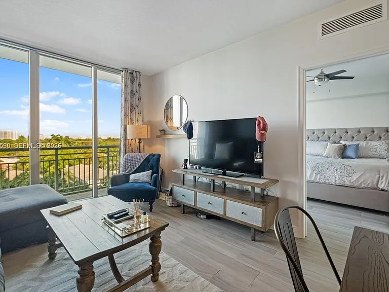 2021 SW 3rd Ave #602 — Photo 9