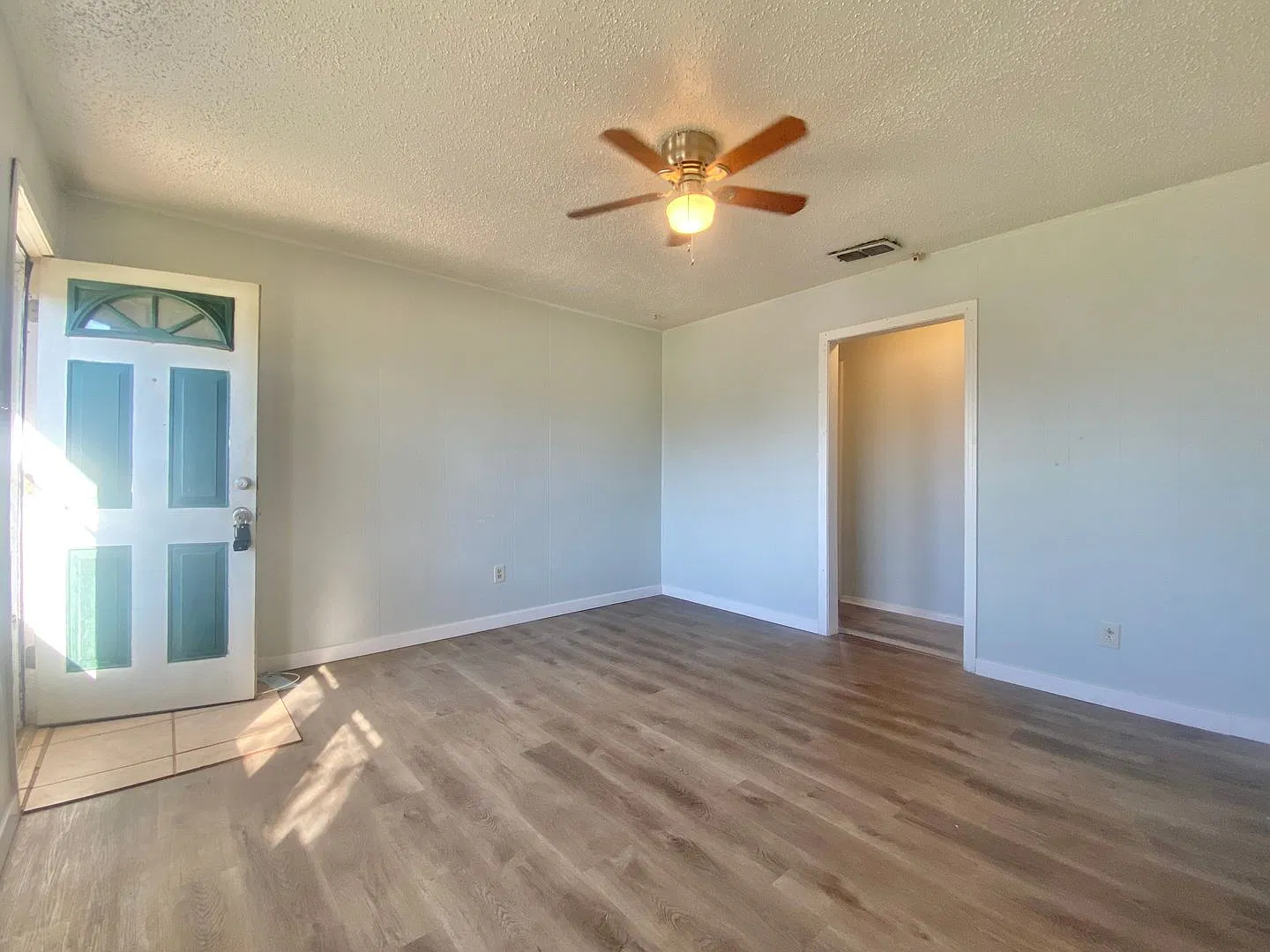 3 Bed 1 Bath Near Mlk Now Available — Photo 4