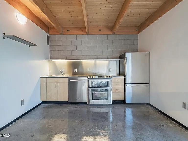 537 E Willetta St #6 — Photo 2
