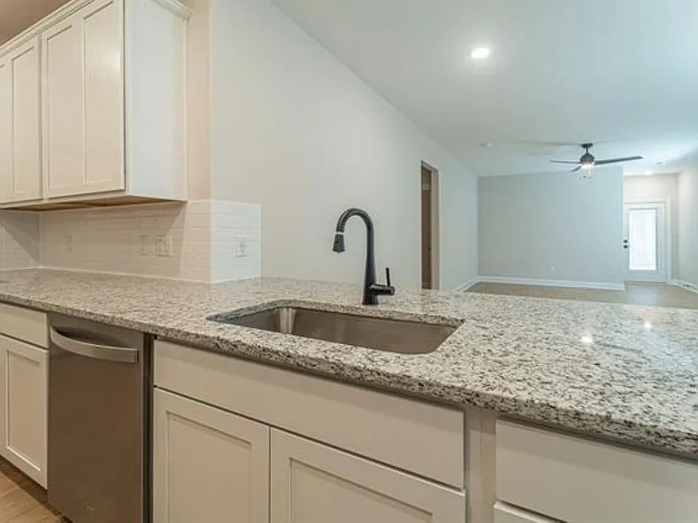 1204 Witherspoon Ln — Photo 8