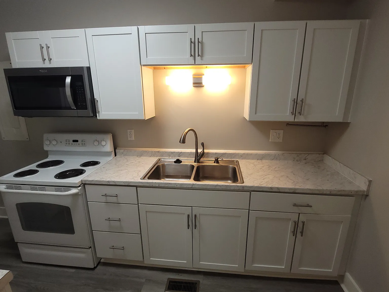 3 bed, 1000 sqft, $1,600 — Photo 2