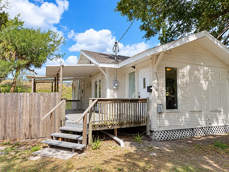 3 bed, 1.0 bath, 1060 sqft, $1,795 — Photo 2