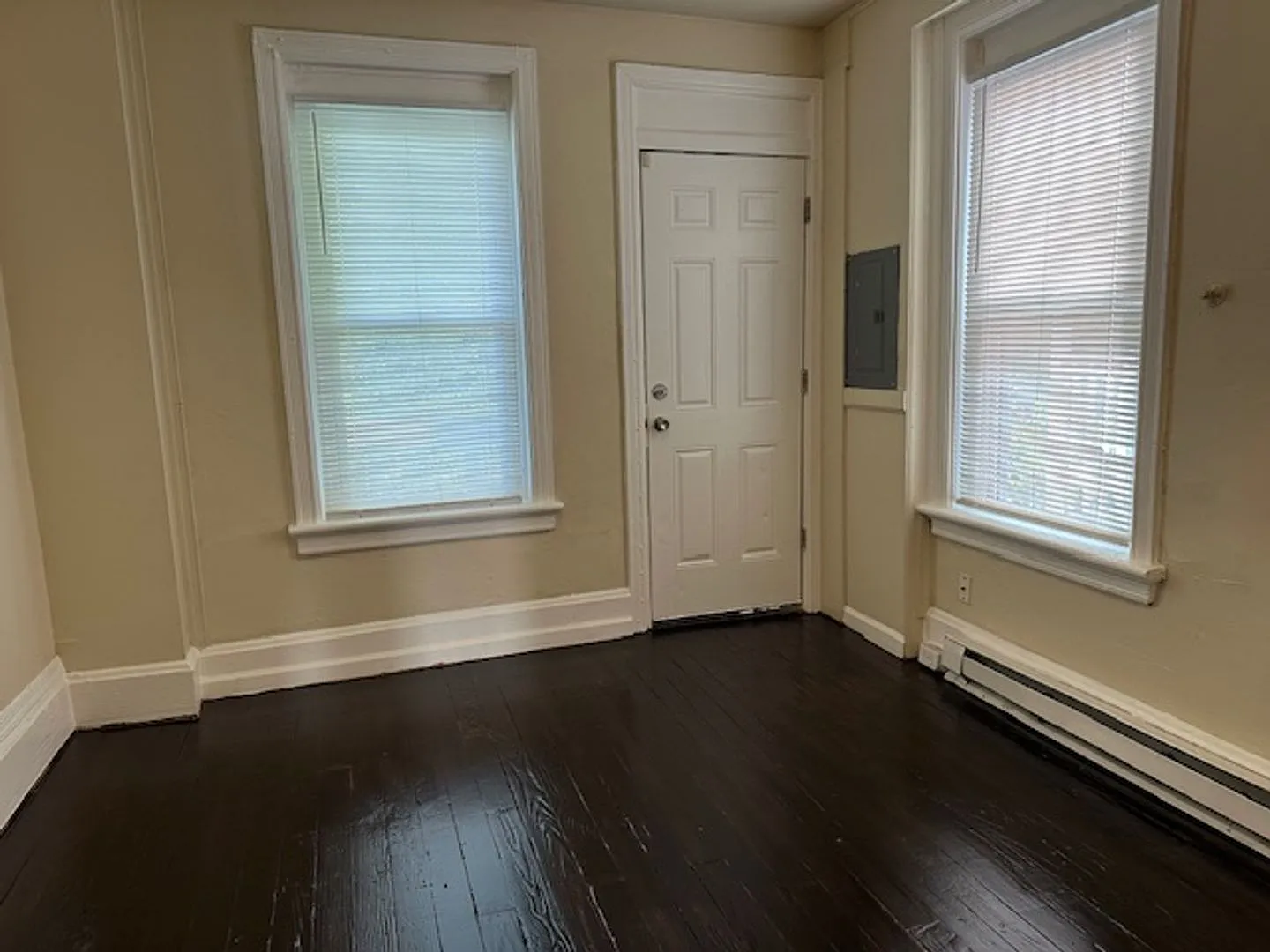Discover a 3-bedroom, 1-bathroom 2nd and 3rd floor apartment in Harrisburg, PA, located within th... — Photo 2