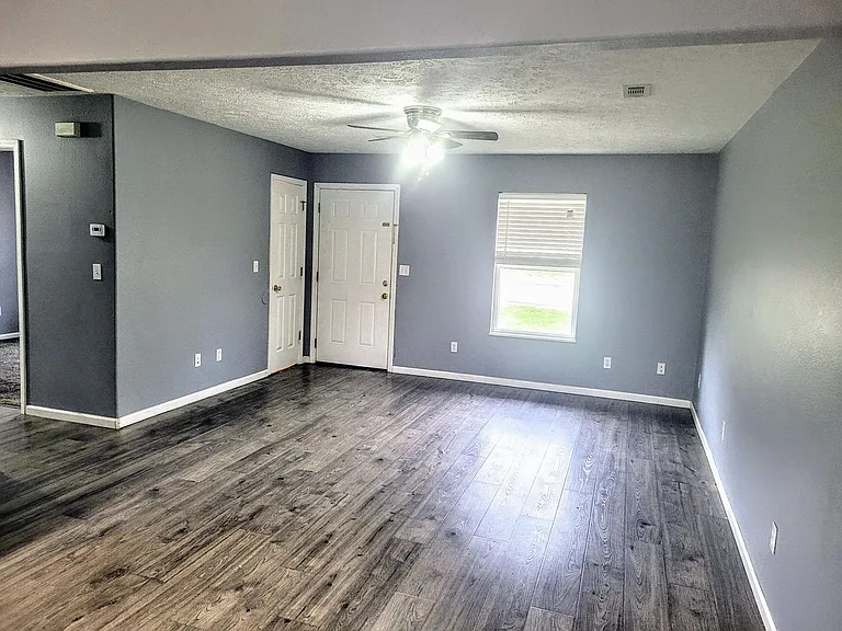 1128 Leonard Ave — Photo 7