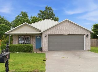 674 Olivia Ln, Centerton, AR 72719