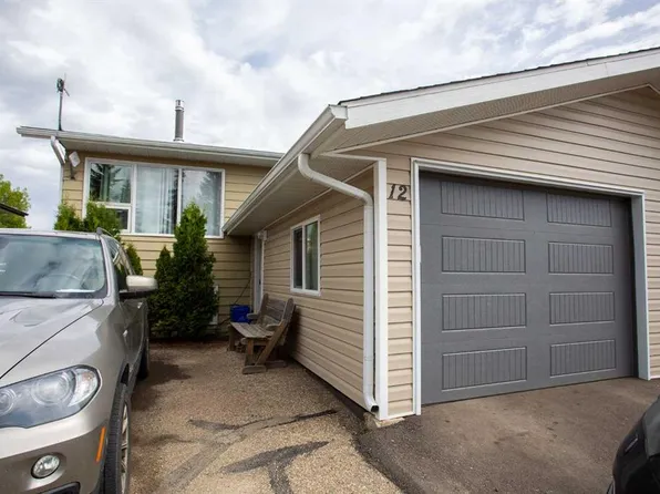 12 S Valley Cres, Lacombe, AB T4L 1S1