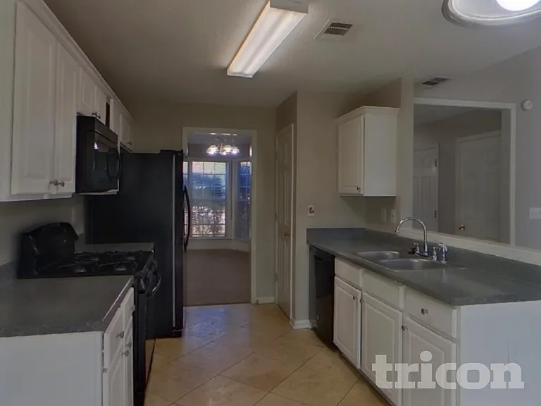 325 Cadeleigh Ct — Photo 7