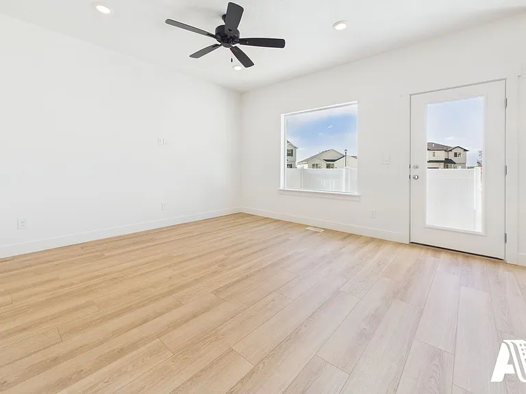 437 E 650 N — Photo 18