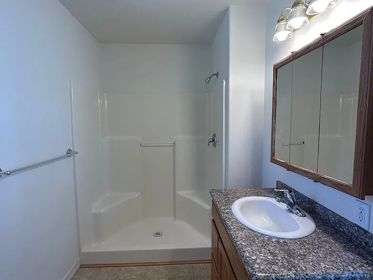 465 Taft — Photo 9