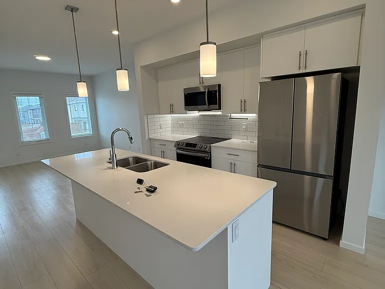 5243 21a Ave SW — Photo 3