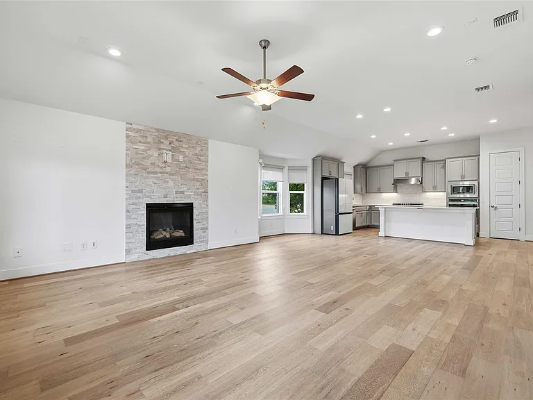 401 Sitlington Ln — Photo 10