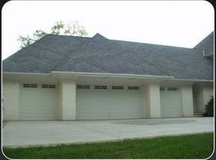 4N510 Pheasant Run Dr, St Charles, IL 60175