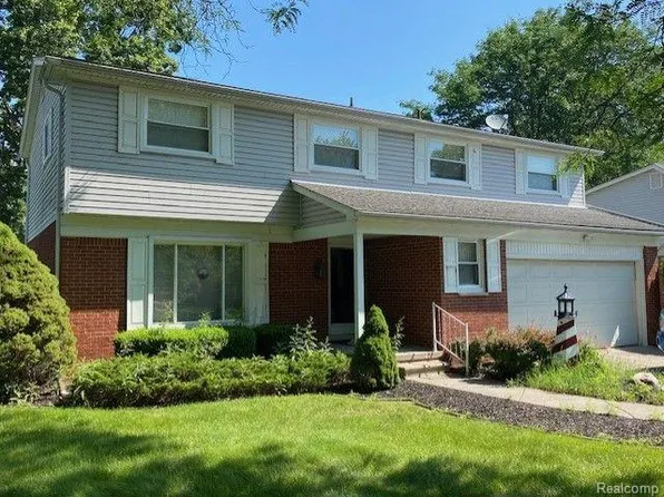 8252 Burning Bush Rd, Grosse Ile, MI 48138