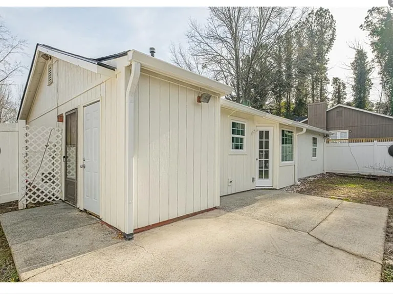 594 Harvard Dr — Photo 2