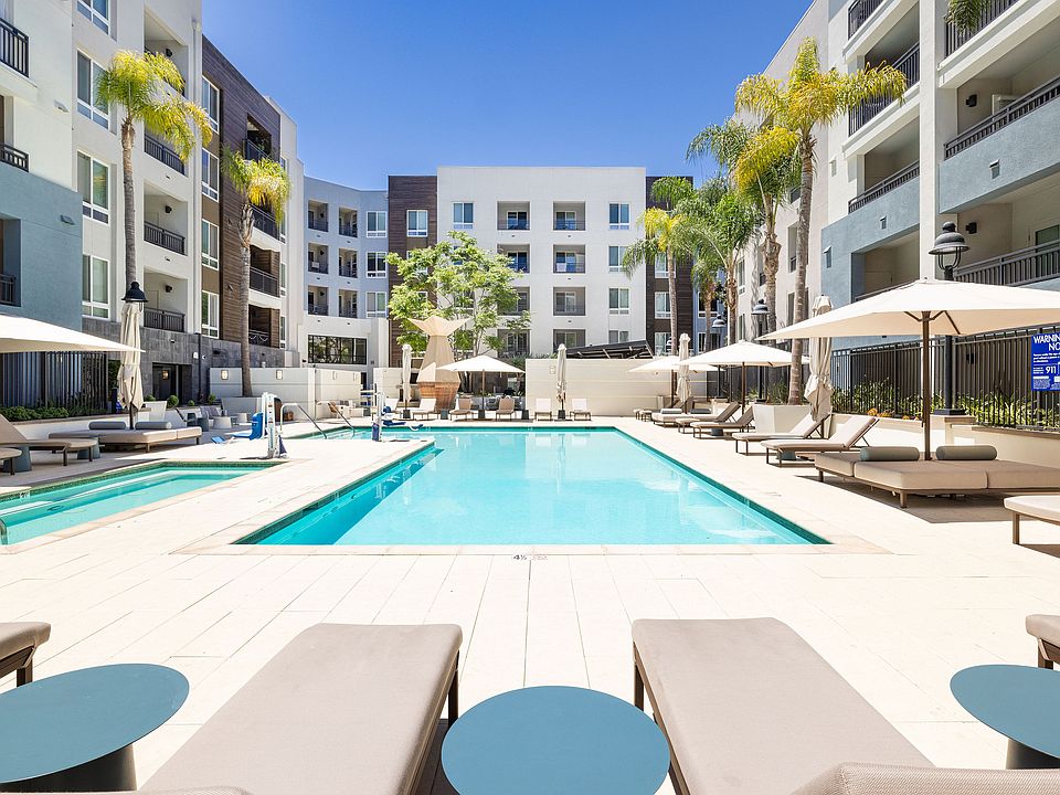 Resort Style Pool & Spa | Elan Huntington Beach | Apartments in Huntington Beach, CA