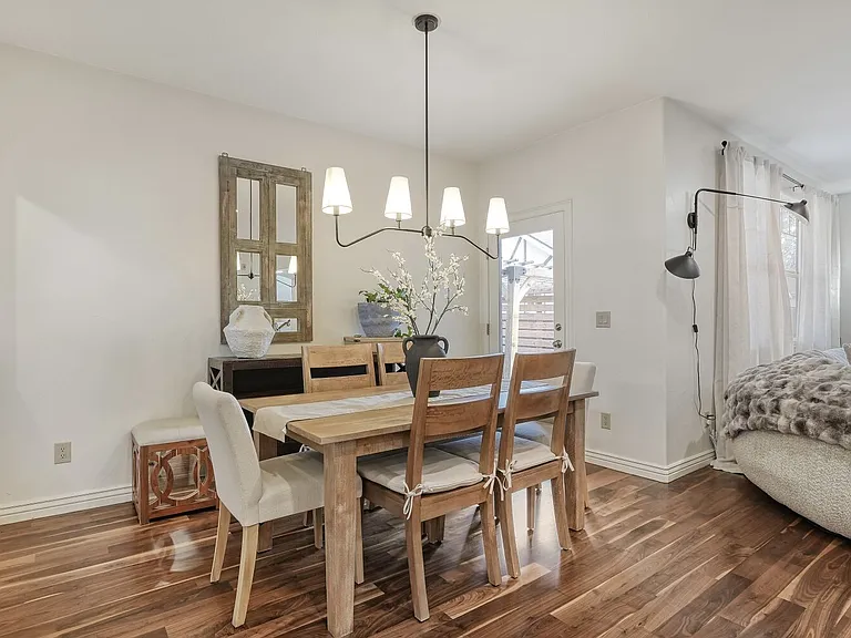 ADDITIONAL DINING AREA WITH SEATING CAPACITY OF 6