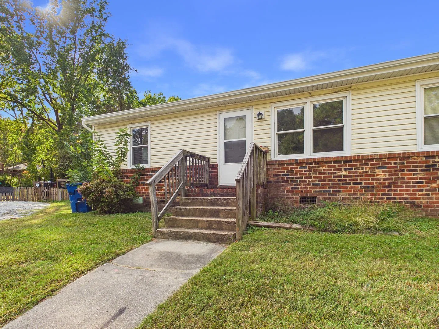 3 bed, 1.5 bath, 1056 sqft, $1,300 — Photo 1