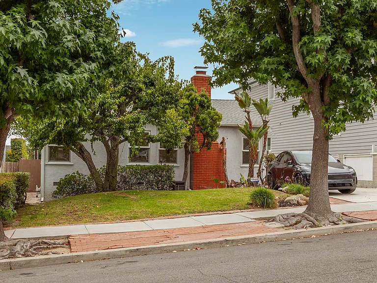 340 Avenue F — Photo 4