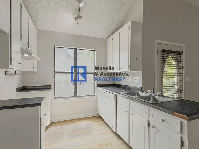 520 Twin Pine Cv — Photo 13