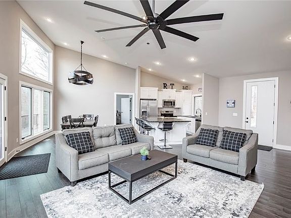 5th image of 72 Glyndebourne Dr