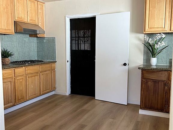 5th image of 4057 Baywood St