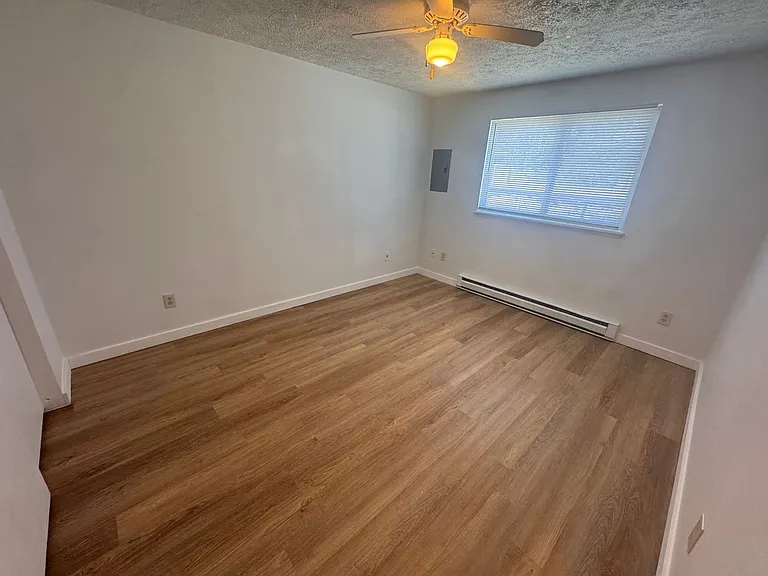 Stunning 2 Bed, 1 Bath w/ Laundry & AC in Lincoln Heights! — Photo 15
