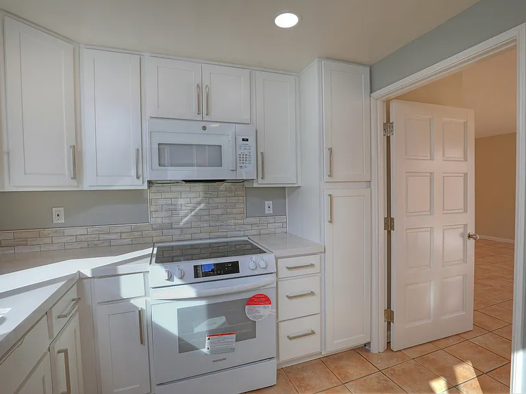 826 Alberta Ave — Photo 8