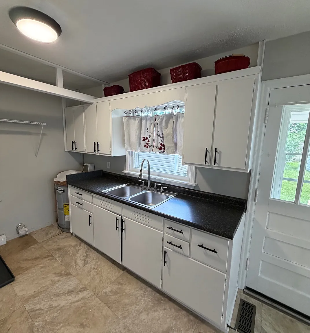 3 bed, 900 sqft, $995 — Photo 2
