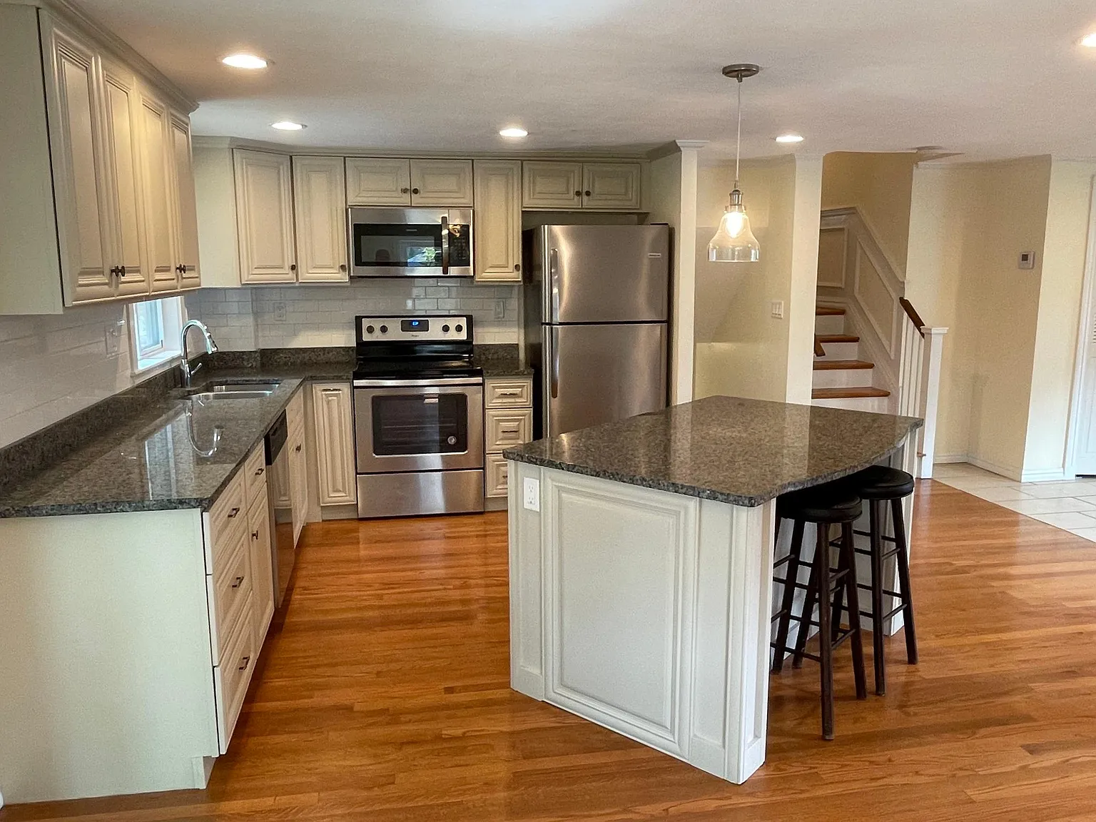 3 bed, 1.5 bath, 1300 sqft, $3,600 — Photo 2