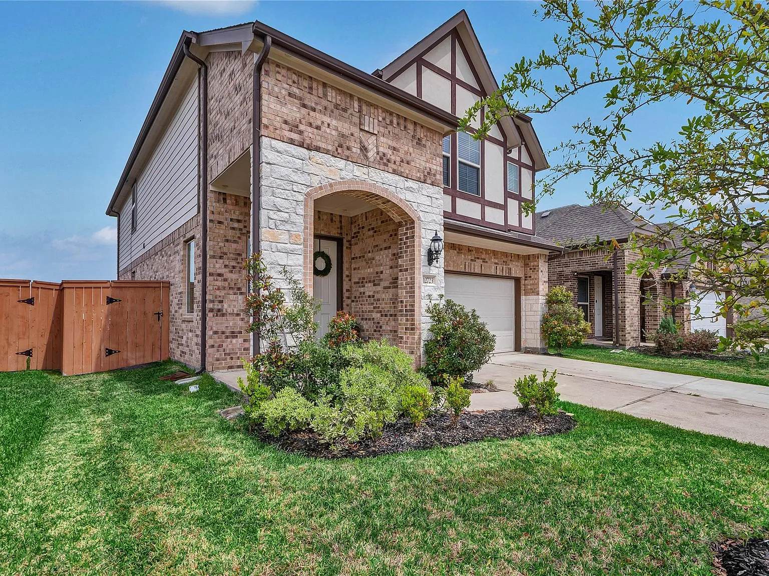 4 bed, 2.5 bath, 2372 sqft, $3,200 — Photo 3