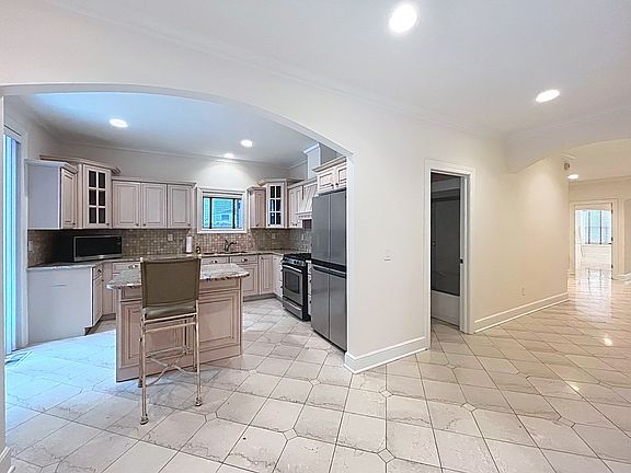 5th image of 2033 Fairview Ave #1