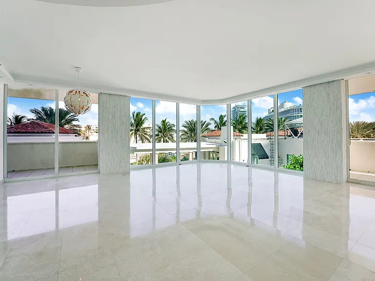 300 S Pointe Dr #405 — Photo 3